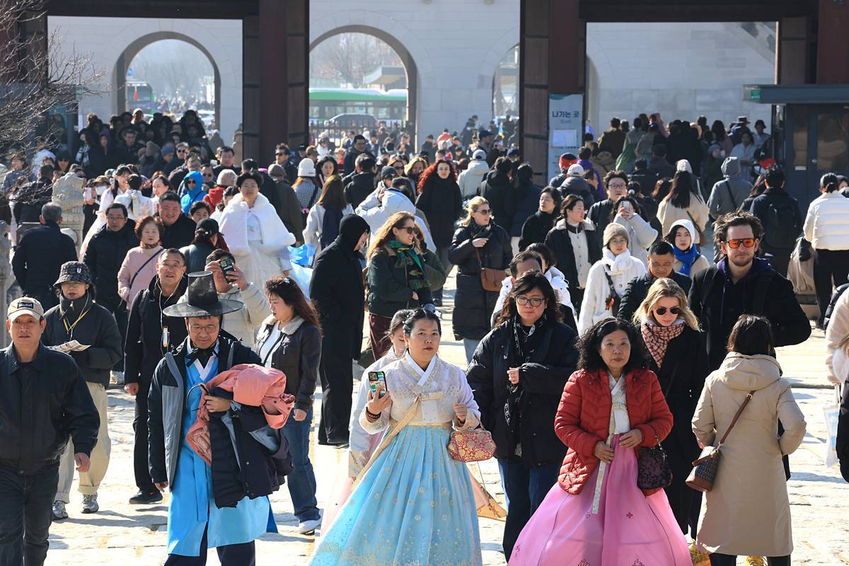 Foreigners enjoying Korean culture / News1