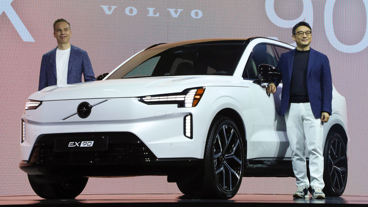 &nbsp;  Eric Severinsson, Volvo Cars CCO, and Lee Yun‑mo, CEO of Volvo Cars Korea, pose for a commemorative photo with the EX90. / Kwon Hyuk‑jae PD