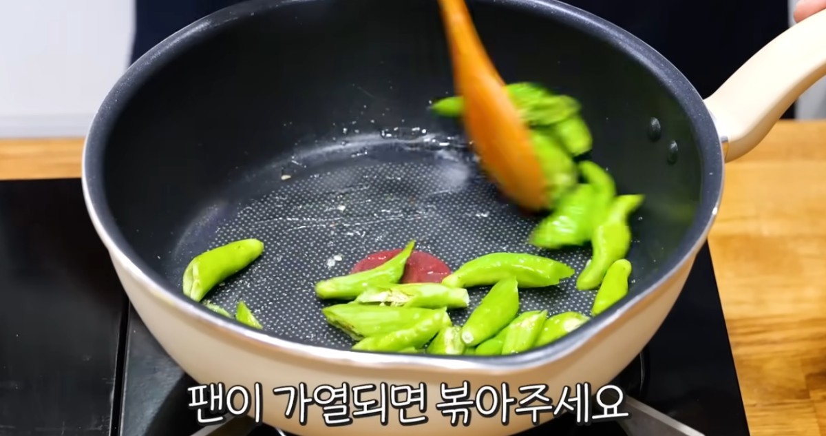 Stir-frying shishito peppers / YouTube \'Chef Kim Dae-seok TV\'