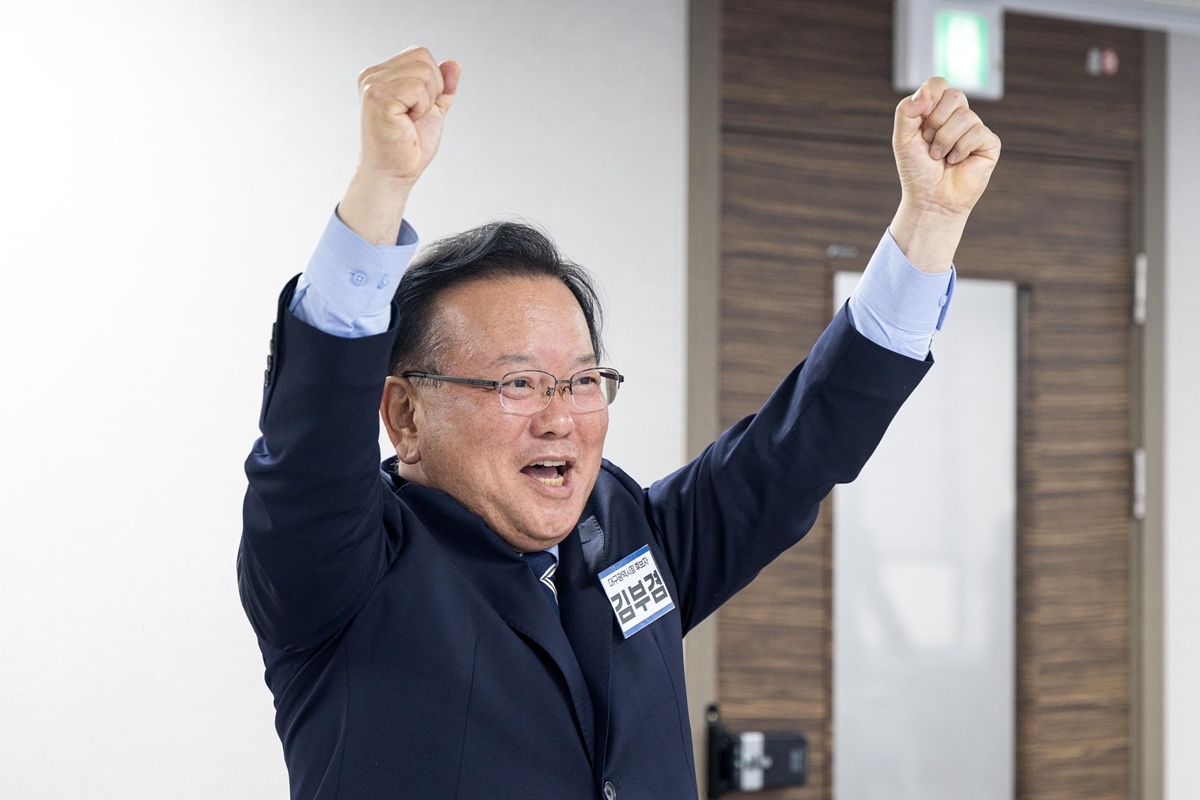 대구시장 출마를 선언한 김부겸 전 국무총리가 3일 오전 서울 여의도 더불어민주당 중앙당사에서 후보자 면접을 보며 만세를 외치고 있다. / 뉴스1