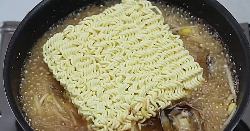 Discover the Secret to Perfect Clam Ramen: Tips for a Refreshing Taste This April