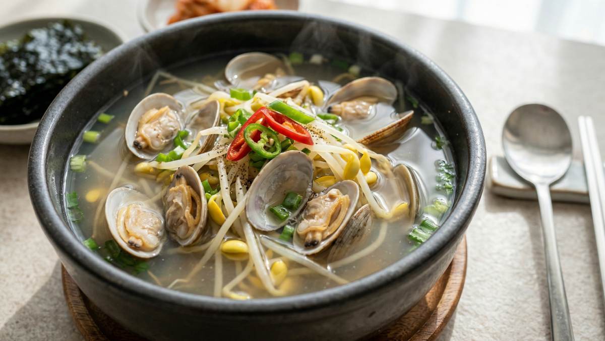 How to Make Refreshing Clam Bean Sprout Soup: A Step-by-Step Guide