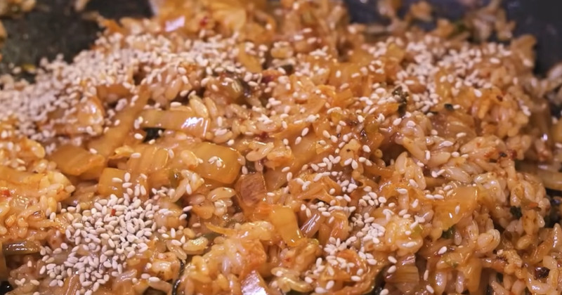 Unlock the Secret to Perfect Kimchi Fried Rice: The Power of Green Onion Oil