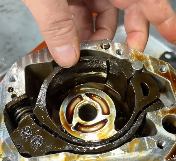 BMW B58 엔진의 오일펌프 ‘플라스틱(열가소성 수지) 가변제어 슬라이드 손상./사진=장용석 내차를 부탁해 유튜브캡처