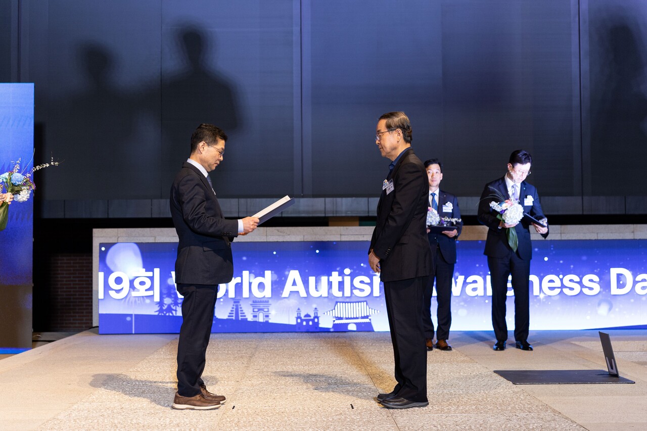 지난 2일 제19회 세계자폐인의 날을 맞아 한국자폐인사랑협회가 개최한 기념행사에서 ㈜크랜베리 강대성 회장이 상장을 수여받고 있다. [사진제공=본인]