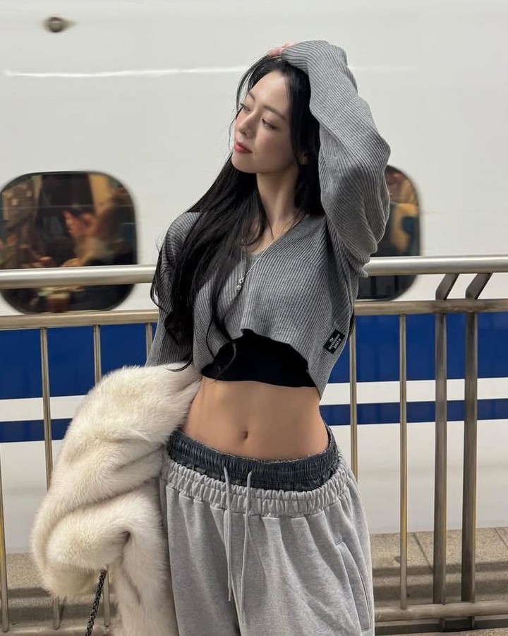 itzy ユナ　ボイスポラロイド ITZYユナ、完璧なウエストとヒップライン披露 クロップトップ