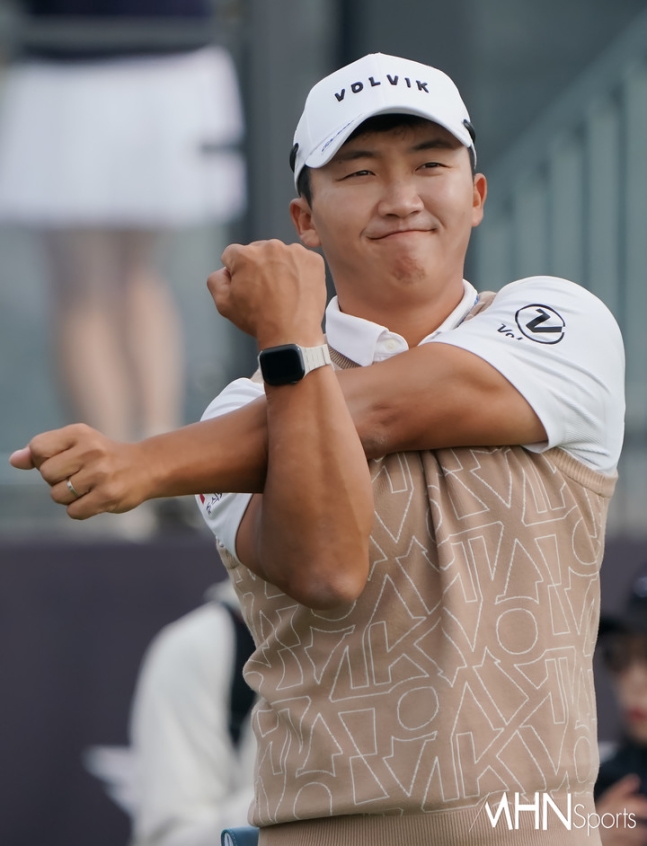 김홍택이 27일 열린 제네시스 챔피언십 최종라운드에서 몸을 풀고 있다.