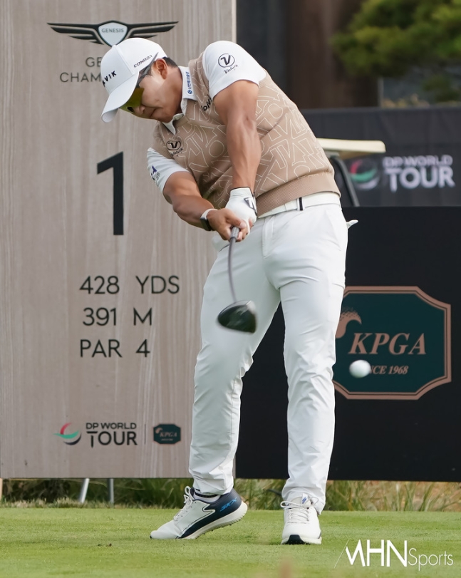 김홍택이 27일 열린 제네시스 챔피언십 최종라운드에서 샷을 하고 있다.