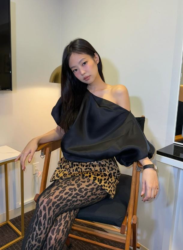 선정성 논란' 일었던 제니...이번엔 하반신 올 '호피'