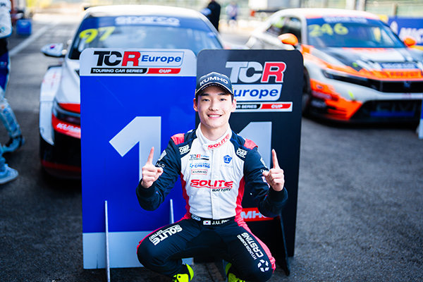 쏠라이트 인디고 레이싱의 박준의가 2026 TCR 유럽 컵 1라운드 레이스2에서 정상에 올랐다. 