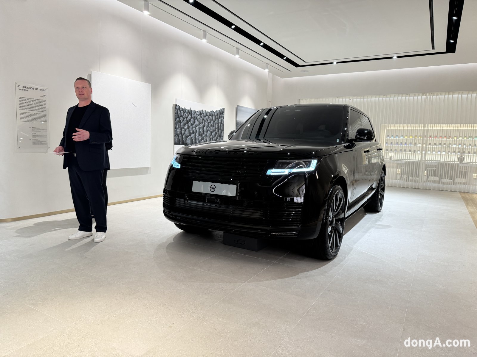 닐 메일링 JLR SVO SV 비스포크 글로벌 세일즈 책임자가 2일 서울 강남구 도산대로 랜드로버 강남 전시장 SV 비스포크 스튜디오에서 신차를 소개하고 있다. 정진수 기자