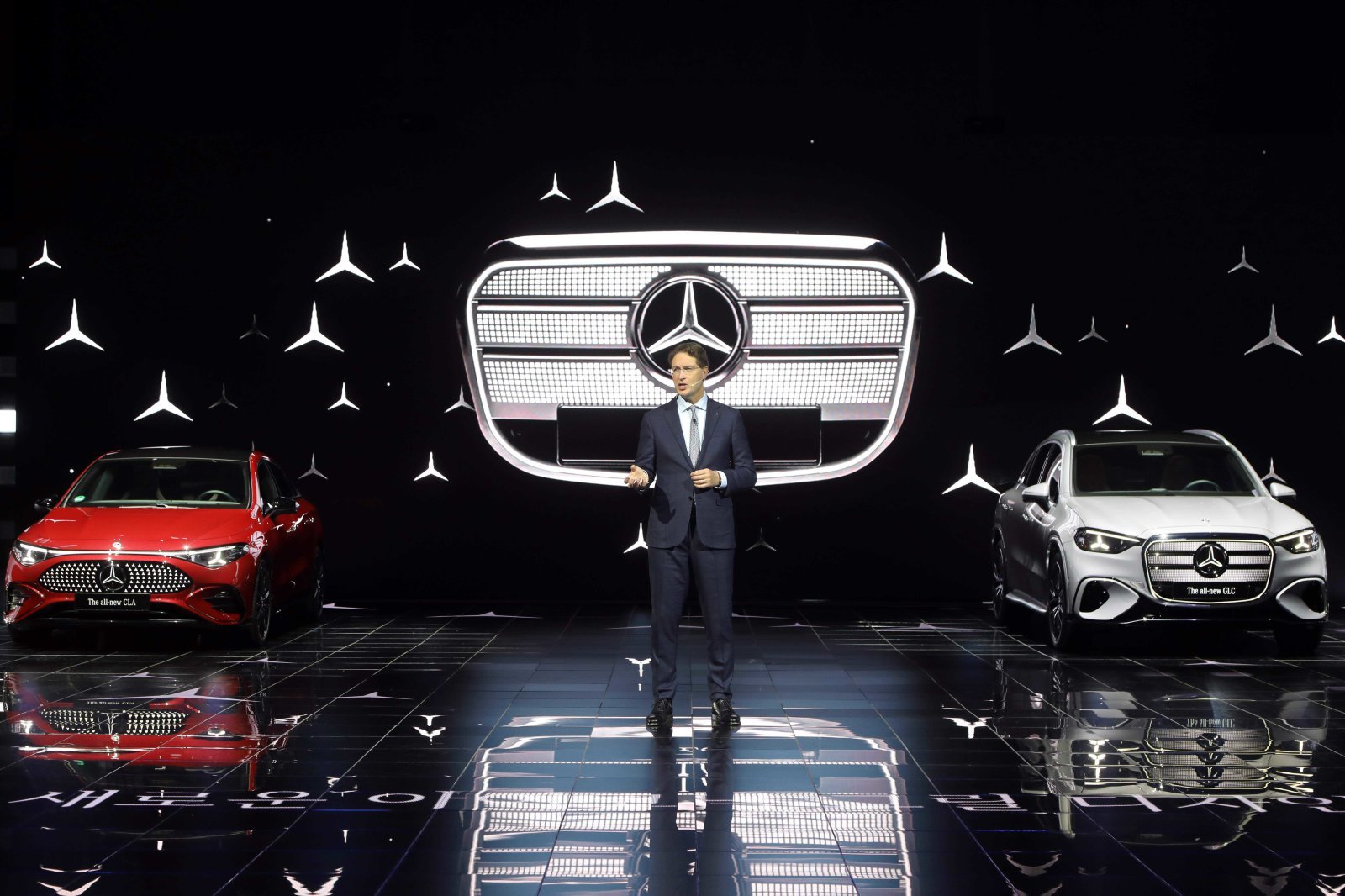 메르세데스-벤츠 그룹 AG 올라 칼레니우스 CEO가 14일 인천 파라다이스시티에서 진행된 ‘메르세데스-벤츠 미래 전략 간담회’에서 브랜드의 차세대 전동화 모델들을 소개하고 있다. (차량 좌측부터) 디 올-뉴 일렉트릭 CLA, 디 올-뉴 일렉트릭 GLC. (메르세데스-벤츠 코리아 제공. 재판매 및 DB 금지) 2025.11.14 ⓒ 뉴스1