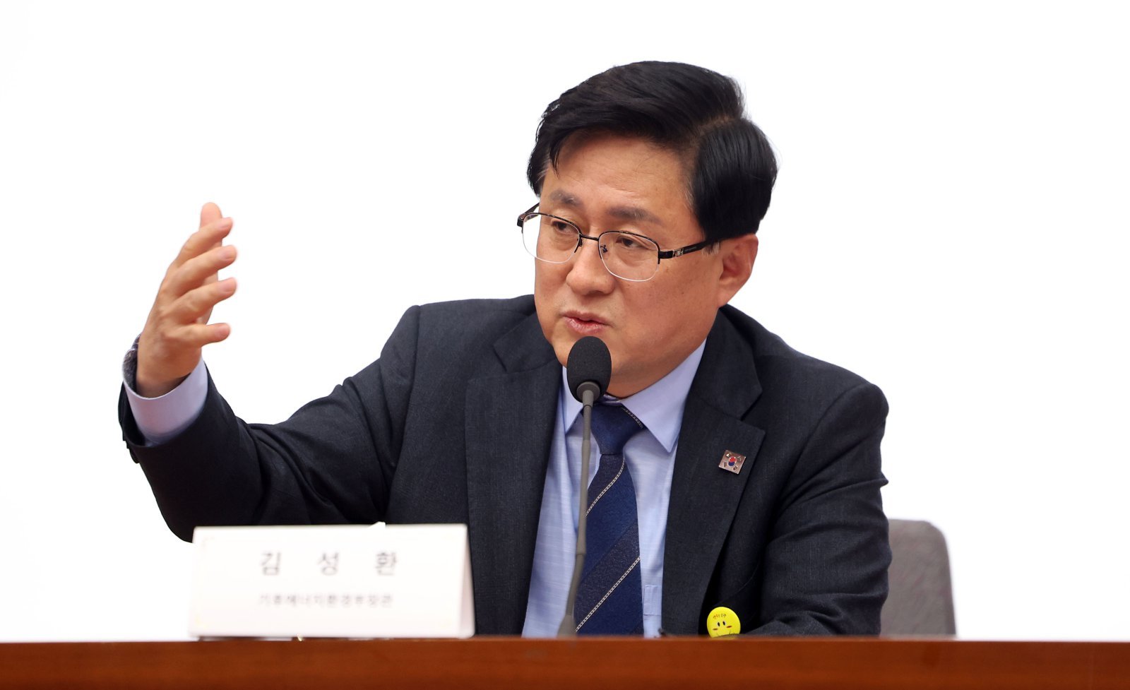  김성환 기후에너지환경부 장관이 16일 서울 종로구 정부서울청사에서 열린 공동주택 내 전기차 충전시설 설치·운영체계 개선을 위한 간담회에서 인사말을 하고 있다. 2026.04.16. [서울=뉴시스] 