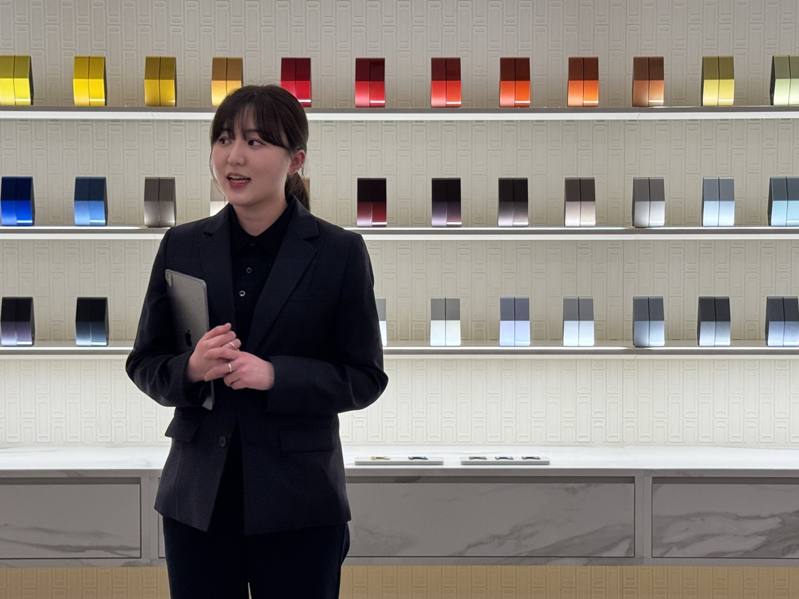 2일 서울 강남구 도산대로 랜드로버 강남 전시장 SV 비스포크 스튜디오 내 비스포크 페인트 월에서 JLR코리아 관계자가 개인 맞춤형 전략을 소개하고 있다. 정진수 기자