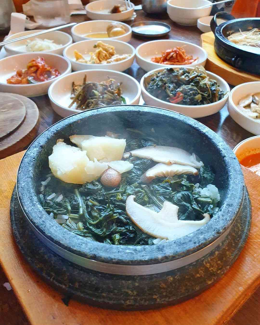 20첩 반상이 나오는 식당