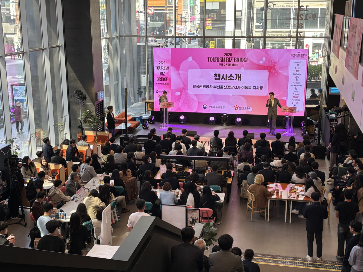 

<figure>” /><figcaption>
<figure></figcaption></figure>
<p>韓国観光公社釜山・蔚山・慶南支社が、グローバル企業と観光スタートアップ、地域の小規模事業者を結ぶ協業プラットフォームを整備し、外国人観光の活性化に向けた実効的な協力基盤の構築に乗り出した。多様な産業関係者が一堂に会し、地域の観光コンテンツを発掘して事業化の可能性を議論することで、観光エコシステムの拡大への期待が高まった。</p>
<p>観光公社によれば3日、前日にKT&Gサンサンマダン釜山で開かれた『2026 투어리즘 비즈 브리지（Tourism Biz Bridge）：観光オープンイノベーション』は、グローバル企業と観光スタートアップ、小規模事業者間の協業機会を拡大し、新たなビジネスモデルを発掘するために企画された。LINEペイ・台湾、無印良品、アリババドットコム、現代百貨店など国内外の主要企業に加え、Klook、KKday、Trazyなど150社、約230人が参加した。</p>
<p>「協業提案」セッションでは22社が観光コンテンツや事業アイデアを提示し、協力パートナーを模索した。KlookやKKdayなどのオンライン旅行会社は、超広域の観光ルート開発や釜山の日常観光、ローカルな町のコンテンツを活用した外国人誘致策を共有した。アリババドットコムと無印良品は、グローバルプラットフォームを基盤とした地域共生型商品の開発方針を提案した。</p>
<p>「ビジネスミーティング」セッションでは、事前マッチングを通じてB2B・B2Gのリレー相談が実施された。現代百貨店の出張ポップアップストアやTrazyによるユネスコ世界遺産連携の超広域観光商品開発など、具体的な協業案が議論された。</p>
<p>イ・ドンウク、韓国観光公社釜山・蔚山・慶南支社長は「多様なコンテンツを持つ小規模事業者の参加により地域観光の幅を広げ、観光消費が地域の商圏につながる好循環を生み出す」と述べた。</p>
</div>
		</article>
		<!-- 기사뷰 뉴스 하단 AD -->
		<article class=