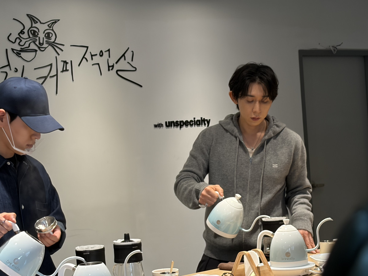 &nbsp;  Photo by Minju Hwang minchu@At Musinsa Space Seoul Forest on the afternoon of the 3rd, singer Code Kunst (Cocoon) brewed coffee at a private pop-up coffee studio by Cocoon.