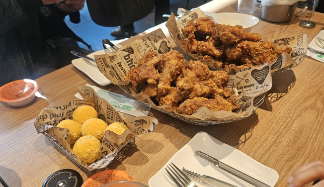Photo by Jung Young-in, oin@Two types of bhc\'s Soy Garlic King—Original and Honey—are visible.