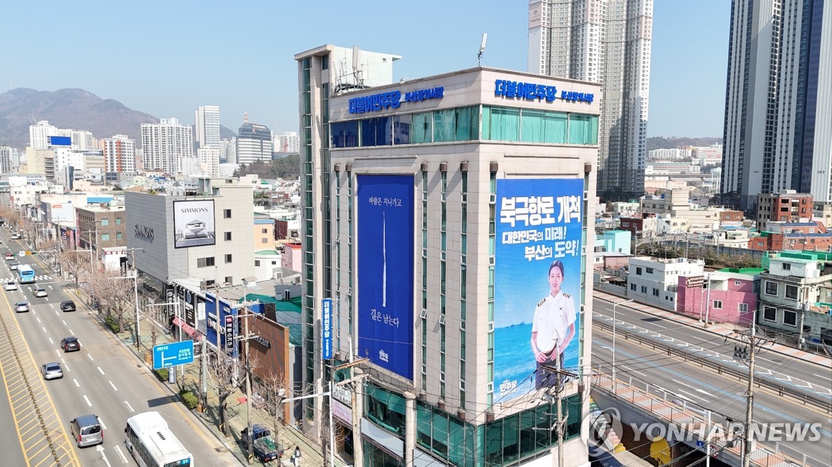 

<figure>” /><figcaption>
<figure></figcaption></figure>
<p>共に民主党釜山の基礎団体長予備選が4日に終わり、地域の政治構図の輪郭が浮かび上がった。若手、官僚、議会出身が入り混じる候補が確定する一方、一部地域は決選投票に持ち越され、党内の火種が残った。</p>
<p>釜山の市党はこの日午後、ユーチューブ チャンネル「부산민주당TV」を通じて、中区・金井区・水営区の候補を確定発表した。中区長候補にはカン・ヒウン中区議会副議長（35）、金井区長候補にはキム・ギョンジ弁護士（60）、水営区長候補にはキム・ジン水営区議（61）がそれぞれ選ばれた。</p>
<p>中区では世代交代の兆しが明確だった。カン・ヒウンは30代の若手政治家で、第8・第9代中区議会での活動や党の副報道官、青年政策研究所の副所長を務めた経歴を基盤に、党内での拡張性を示した。地域政界では「中区で珍しく若手リーダーシップが前面に出た」との評価が出ている。</p>
<p>金井区は、正統的な官僚・法曹出身が選ばれた。キム・ギョンジは行政高考と司法試験の双方に合格した経歴に、企画財政部や釜山地方国税庁での勤務経験を加え、『政策志向の行政官』というイメージを打ち出した。安定した区政運営を望む有権者の支持が反映された結果とみられる。</p>
<p>水営区では議会経験が強みになった。キム・ジンは放送作家出身という異色の経歴に加え、第8代水営区議会の議長を務めた実績がある。地域の現場課題に対する理解と議員としての経験が予備選での競争力につながった。</p>
<p>一方、西区は決戦投票に持ち越された。ファン・ジョン（49）とファン・ジョンジェ（57）が過半数を獲得できず、組織力と知名度を巡る争いが再燃した。西区の予備選は釜山における民主党内の最大の焦点となっている。</p>
<p>今回の予備選は3日から2日間、安心番号登録の選挙人団と権利党員を対象にARS投票で実施された。</p>
<p>党員基盤の組織力と一般有権者への拡張力のバランスが結果に直結しており、本選での競争力を占う試金石と見なされる。</p>
<p>地域の政界関係者は「今回の予備選は単なる人選を超え、世代、経験、専門性の選択だった」と指摘し、決選を抱える西区を含め、本選に向けた党内結束が鍵になると述べた。</p>
</div>
		</article>
		<!-- 기사뷰 뉴스 하단 AD -->
		<article class=