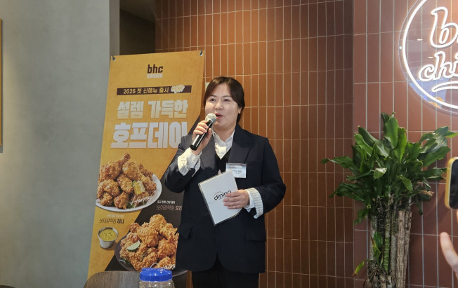 Photo by Jung Young-in, oin@Choi Baek-jin, deputy head of Menu Development Team 1 at Dining Brands Group’s R&D Center, explains the new menu at bhc’s Soy Garlic King launch media event on the 7th.