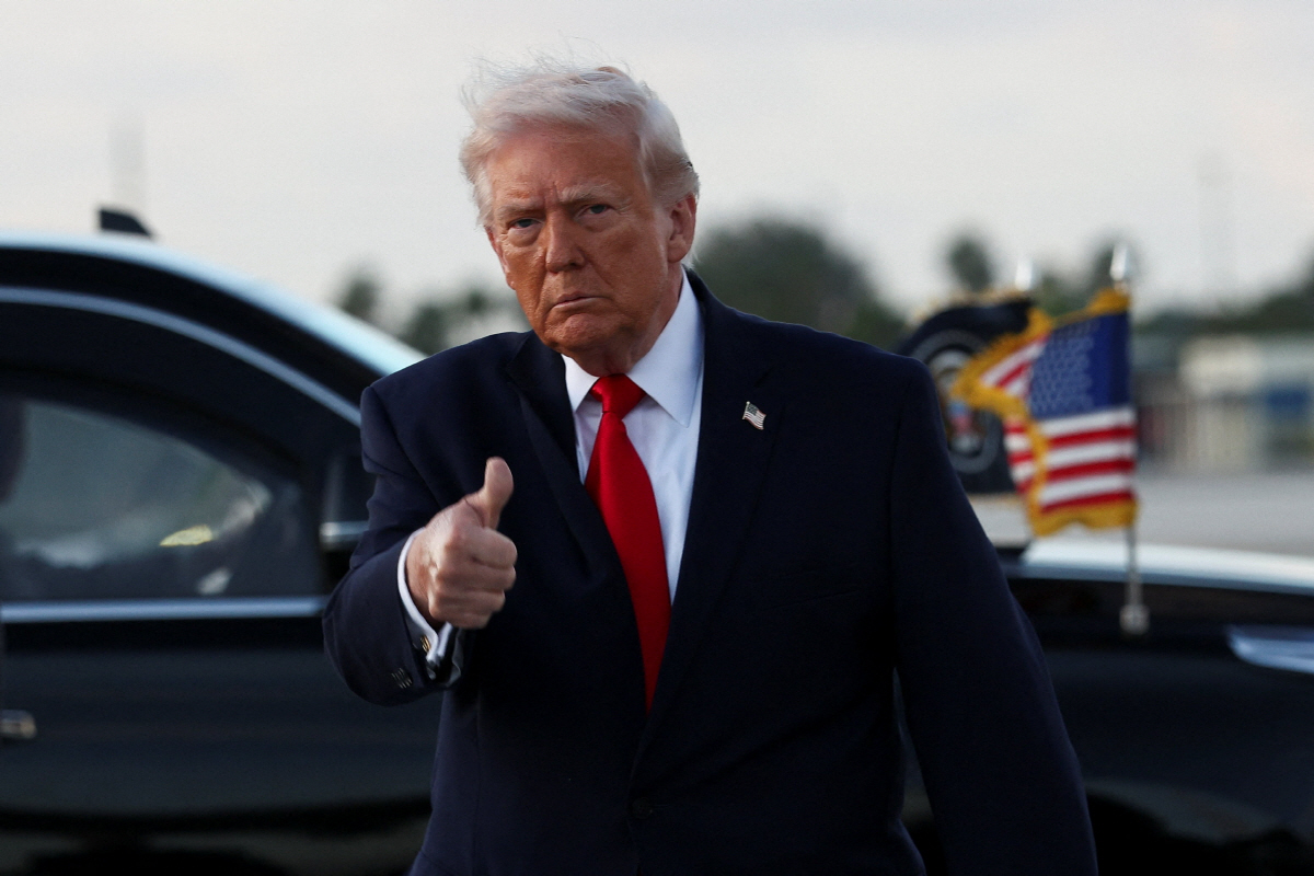 President Donald Trump arrived at Miami International Airport in Florida on the 11th (local time) and gave a thumbs-up. (Miami/Reuters-Yonhap)