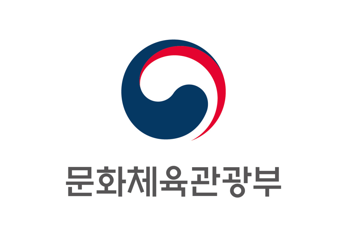 

<figure>” /><figcaption>
<figure></figcaption></figure>
<p>文化体育観光部は、外国人観光客の交通利用の利便性を高め、地域観光の活性化を図るため、鉄道・バスのオンライン予約拡大と観光割引特典を組み合わせた「観光パス」の導入を進める。これに向けて、公的機関と民間プラットフォーム企業が参加する協議体を構成し、交通予約・決済システムの改善と連携サービスの拡大を目指す計画だ。</p>
<p>文化体育観光部は10日、韓国観光公社と共に「観光交通民間協議体」を開き、外国人観光客向けの交通サービス改善策を議論した。この協議体には韓国鉄道公社、エス・アール（SR）、空港鉄道、カカオモビリティ、ネイバー、クルックなどの交通・プラットフォーム企業や関連機関が参加した。</p>
<p>協議では、鉄道に続き高速バスや市外バスのオンライン予約を拡大する方策が主要議題となった。交通手段の予約と観光地の入場割引を連携させた「観光パス」導入に向けた協力策も併せて検討される。</p>
<p>クルックは4月中に導入予定の、外国人向けリアルタイム鉄道乗車券予約サービスを紹介する予定だ。このサービスはアプリとウェブで列車運行情報と座席状況をリアルタイムに確認でき、約40カ国の通貨表示と海外の簡易決済に対応する。</p>
<p>政府は以前から多言語対応と決済利便性の向上を進めてきた。鉄道予約システムでは英語・中国語・日本語などの多言語サービスを提供し、カカオモビリティは外国人専用タクシー呼び出しサービス「Kライド」で簡易決済機能を拡充した。地図サービスでも主要観光地情報の多言語提供が強化されている。</p>
<p>今後は地域交通網の拡充にも注力する計画だ。忠北・忠南圏には超広域バスと需要応答型バス（DRT）を導入し、主要交通拠点と観光地を結ぶ。外国人向けの交通・地図アプリの利用案内や、利用者に応じた観光コース推薦サービスも強化する。</p>
</div>
		</article>
		<!-- 기사뷰 뉴스 하단 AD -->
		<article class=