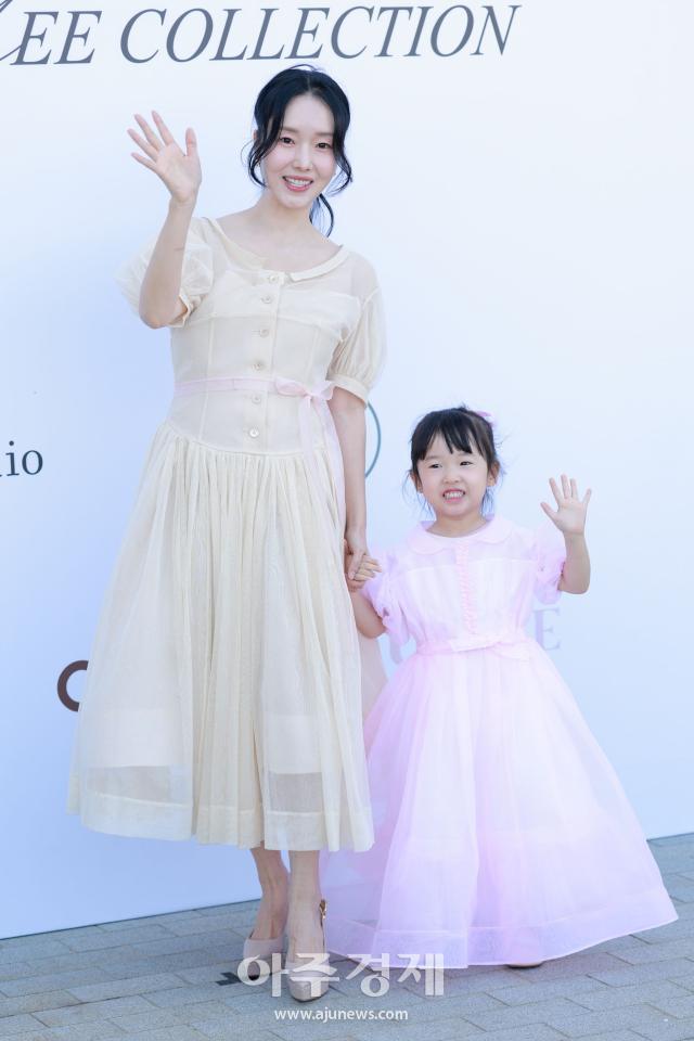 

<figure id=
