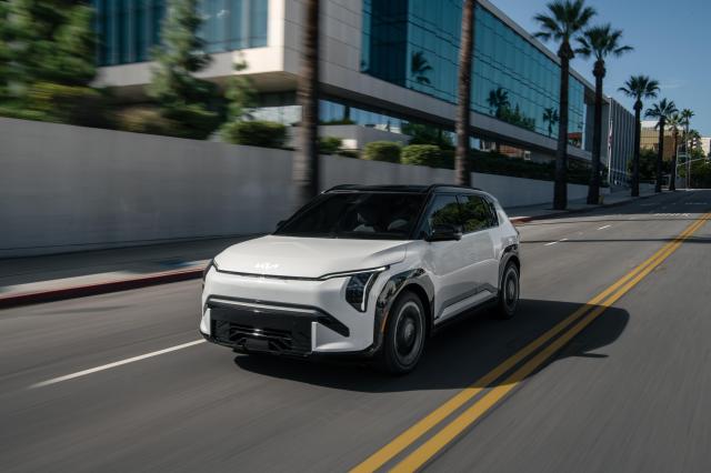 주행 중인 EV3 GT-Line 모습 사진기아