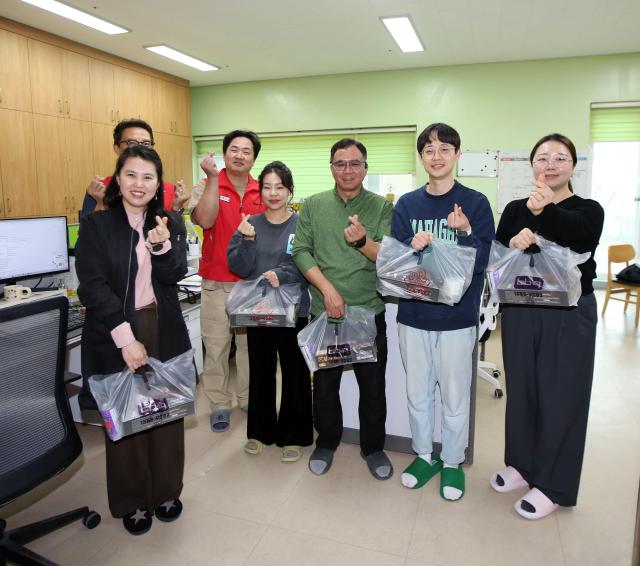 &nbsp;   Genesis BBQ Group recently visited the children\'s welfare facility Seong-aewon in Icheon, Gyeonggi Province, and delivered about 80 servings of Golden Olive Chicken drumsticks with side dishes. Representatives from Genesis BBQ Group and Seong-aewon posed for a commemorative photo after the delivery. [Photo: Genesis BBQ Group]