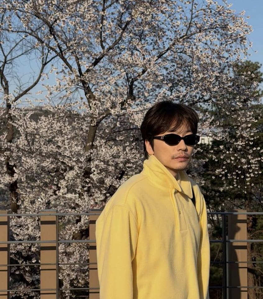 Lee Dong-hwi’s Solo Cherry Blossom Outing: What His Fashion Choices Reveal About Spring Trends