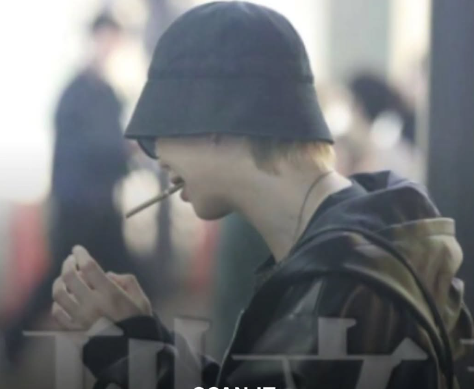 답배 피우는 RM
