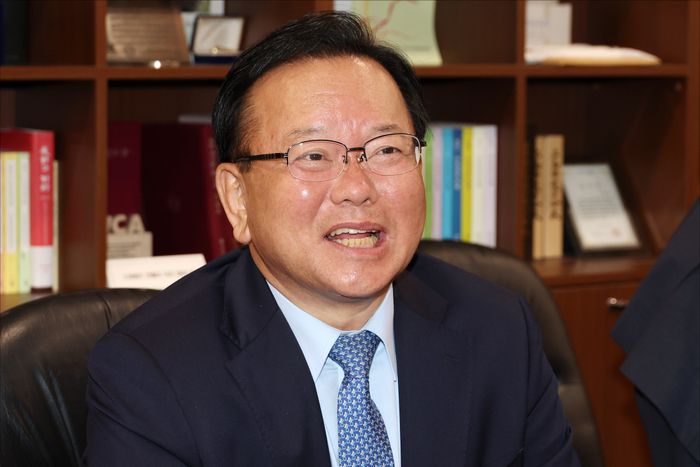 김부겸 더불어민주당 대구시장 후보가 지난 14일 오후 대구 수성구 대구지방변호사회에서 열린 전현직 회장단과의 간담회에서 인사말을 하고 있다. ⓒ데일리안 홍금표 기자