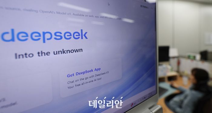 정부 부처들이 지난해 2월 중국 인공지능 딥시크(Deepseek) 접속 차단에 대거 나선 가운데 서울 종로구 정부서울청사 사무실에서 공무원들이 업무를 보고 있다.ⓒ뉴시스