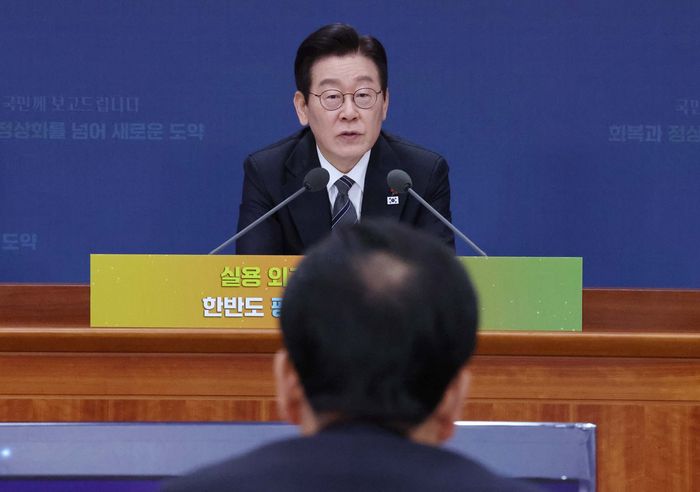 이재명 대통령이 2025년 12월 19일 서울 종로구 정부서울청사 별관에서 열린 외교부(재외동포청)·통일부 업무보고에서 정동영 통일부 장관에게 질문을 하고 있다.ⓒ뉴시스