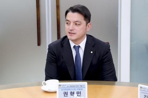 정원오 더불어민주당 서울시장 예비후보가 지난해 12월 성동구청장 재임 시절 성동구청 회의실에서 권혁민 도이치모터스 대표와 대화를 나누고 있다. 이 사진은 현재 성동구청 홈페이지에서 비공개로 전환됐다. ⓒ성동구청