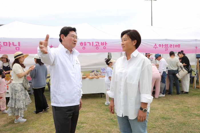 이상일 용인시장과 박세리 감독. ⓒ용인시 제공