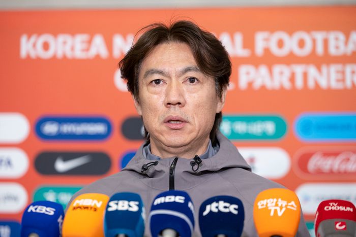 홍명보 대한민국 축구 국가대표팀 감독이 2일 인천국제공항 제2여객터미널에서 3월 유럽원정 평가전을 마치고 귀국 인터뷰를 하고 있다. ⓒ 뉴시스