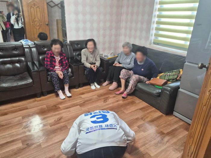 24일 경기 평택시 청북읍 어연2리 경로당을 찾은 조국 조국혁신당 예비후보가 어르신들에게 큰 절을 올리고 있다.ⓒ데일리안 허찬영 기자