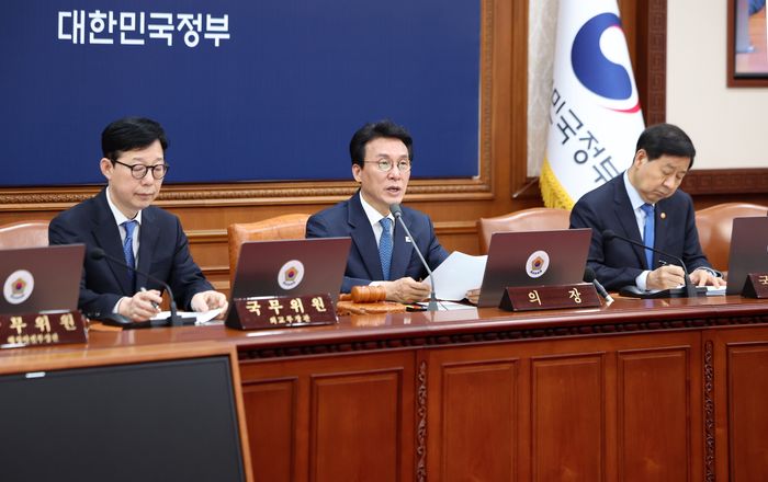 김민석 국무총리가 21일 서울 종로구 정부서울청사에서 열린 국무회의 겸 비상경제본부회의에서 모두발언을 하고 있다. ⓒ뉴시스