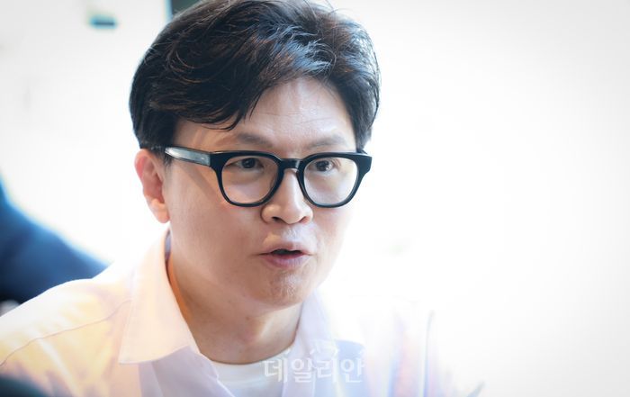 부산 북갑 국회의원 보궐선거 출마를 공식화한 한동훈 전 국민의힘 대표가 25일 부산 북구 한 카페에서 데일리안과 인터뷰를 갖고 있다. ⓒ데일리안 방규현 기자