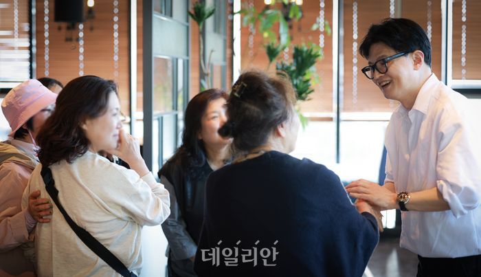 부산 북갑 국회의원 보궐선거 출마를 공식화한 한동훈 전 국민의힘 대표가 25일 부산 북구 한 카페에서 지지자들과 인사하고 있다. ⓒ데일리안 방규현 기자