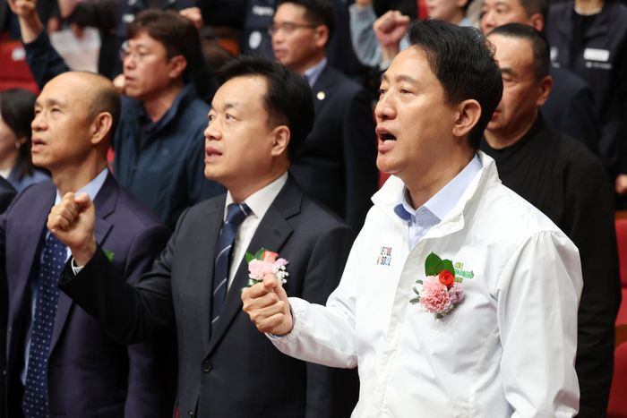 오세훈 국민의힘 서울시장 후보가 28일 오후 서울 영등포구 영등포아트홀에서 열린 한국노총 서울지역본부 136주년 세계노동절 기념식 및 서울지역 노동문화제에 참석해 임을 위한 행진곡을 제창하고 있다. ⓒ뉴시스