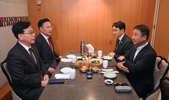 한병도 더불어민주당 원내대표와 송언석 국민의힘 원내대표가 지난 20일 서울 여의도의 한 음식점에서 오찬 회동을 하고 있다. 오른쪽은 더불어민주당 한병도 원내대표와 천준호 원내운영수석부대표, 왼쪽은 국민의힘 송언석 원내대표와 유상범 원내운영수석부대표. ⓒ뉴시스