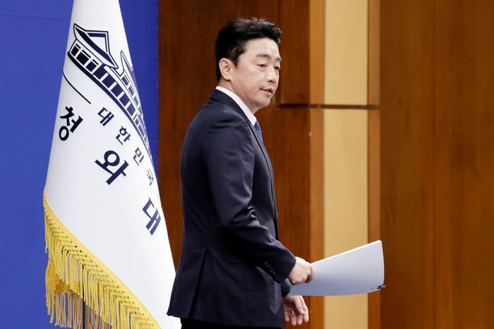강훈식 비서실장이 7일 청와대에서 열린 중동상황 관련 기자간담회에 입장하고 있다. ⓒ뉴시스