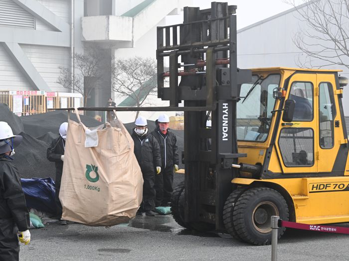 국토교통부 항공철도사고조사위원회 관계자들이 2월 12일 오전 전남 무안 국제공항에서 1년 넘게 방치돼 있던 12·29 여객기 참사 사고기 잔해물을 옮기고 있다.ⓒ 뉴시스