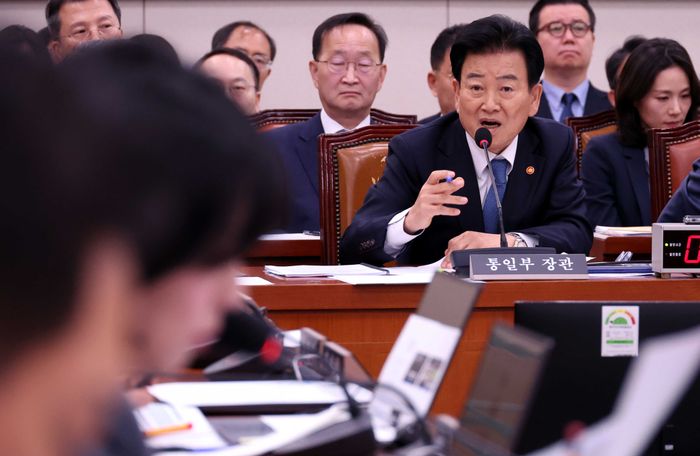 정동영 통일부 장관이 15일 오전 서울 여의도 국회에서 열린 외교통일위원회 전체회의에서 의원 질의에 답변하고 있다.ⓒ뉴시스
