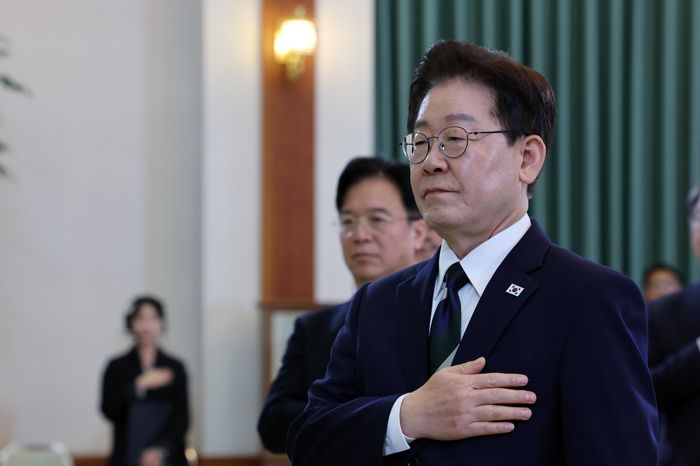 이재명 대통령이 지난 10일 청와대에서 열린 민주노총 초청 간담회에서 국민의례를 하고 있다. ⓒ뉴시스