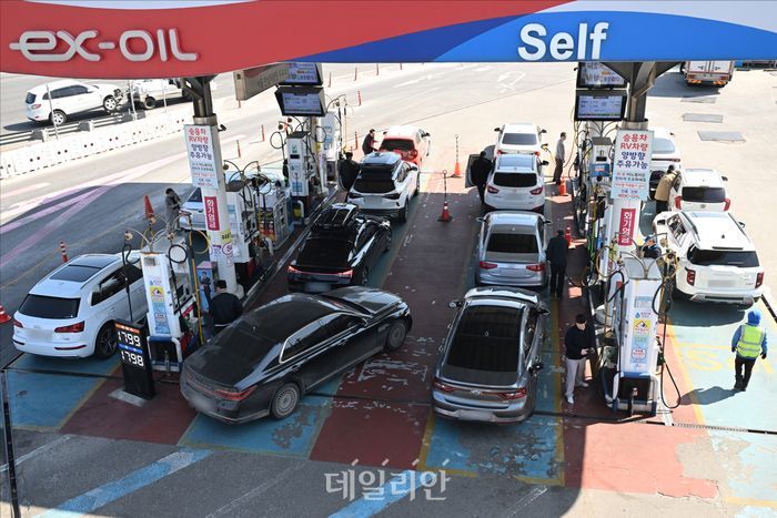 정부가 국제 정세에 따른 기름값 상승을 억제하기 위해 가격 상한을 정하는 석유 최고가격제가 30년 만에 시행된 13일 오후 서울 서초구 경부고속도로 만남의광장 휴게소 내 주유소에서 운전자들이 차량에 주유를 하고 있다. ⓒ데일리안 홍금표 기자
