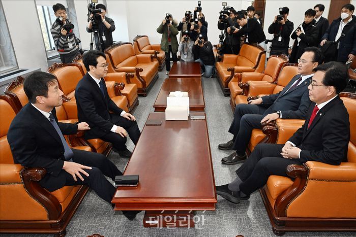 더불어민주당 한병도 원내대표, 천준호 원내운영수석부대표, 국민의힘 송언석 원내대표, 유상범 원내운영수석부대표가 지난 1월 서울 여의도 국회 본청 국회 운영위원장실에서 여야 원내대표단 회동을 열고 있다.ⓒ데일리안 홍금표 기자