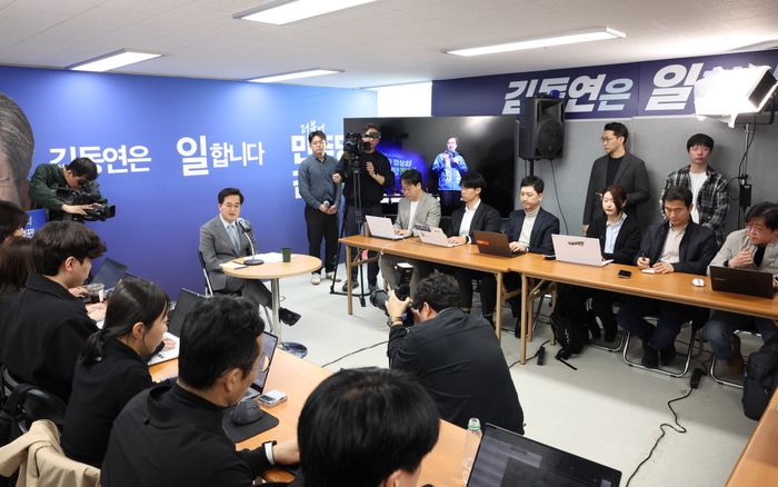 김동연 더불어민주당 경기도지사 경선후보가 7일 기자들과 질의 응답을 하고 있다. ⓒ 캠프 제공